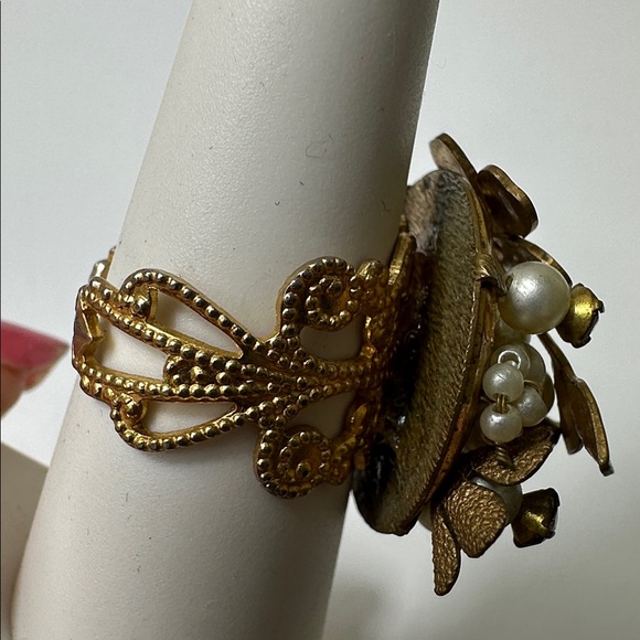 Vintage Gold-Tone Pearl & Crystal Floral Statement Ring size 7 - Picture 3 of 6